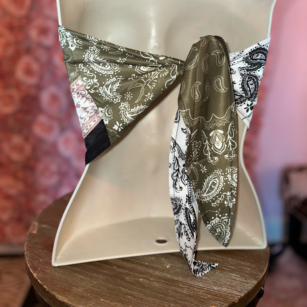 SHEIN (Medium) 🥳 5/$15 🥳 Paisley Print Crop Top with Tied Back - Picture 4 of 4